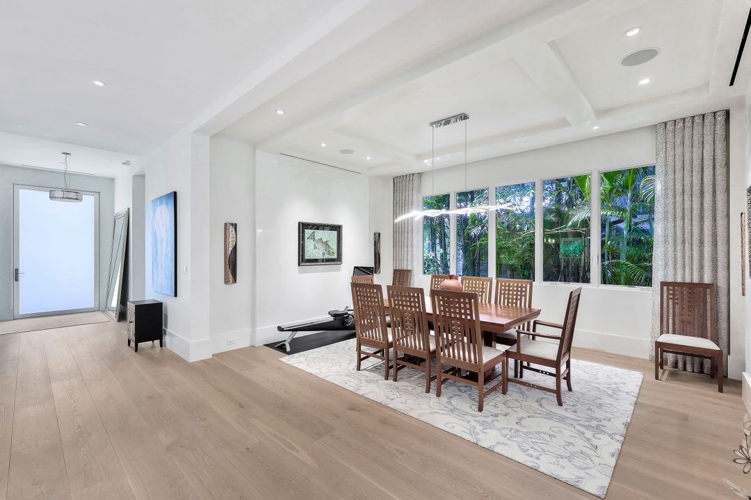 355 7th Ave S, Naples, FL 34102