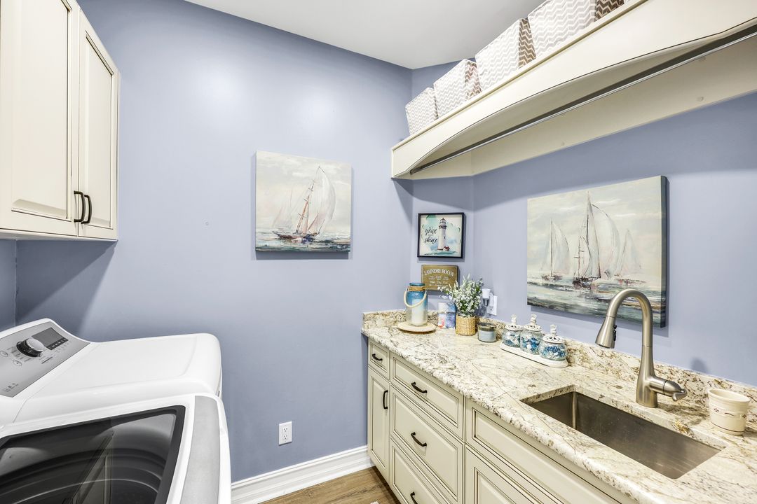 5926 Amberwood Dr, Naples, FL 34110