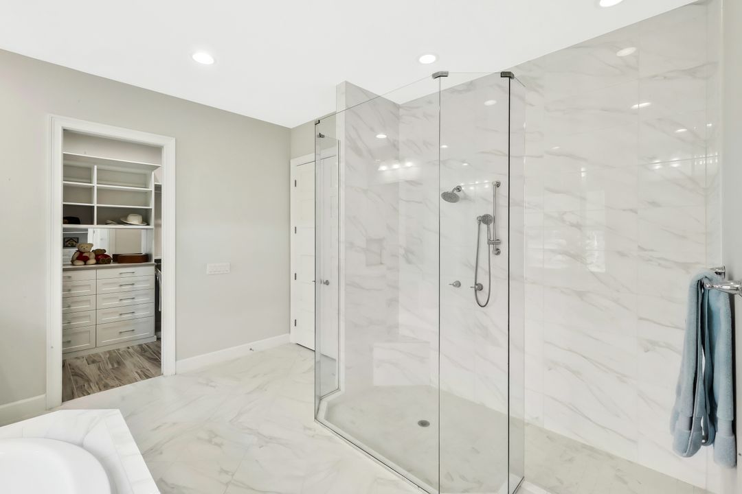 6072 Lucaya Wy, Naples, FL 34112