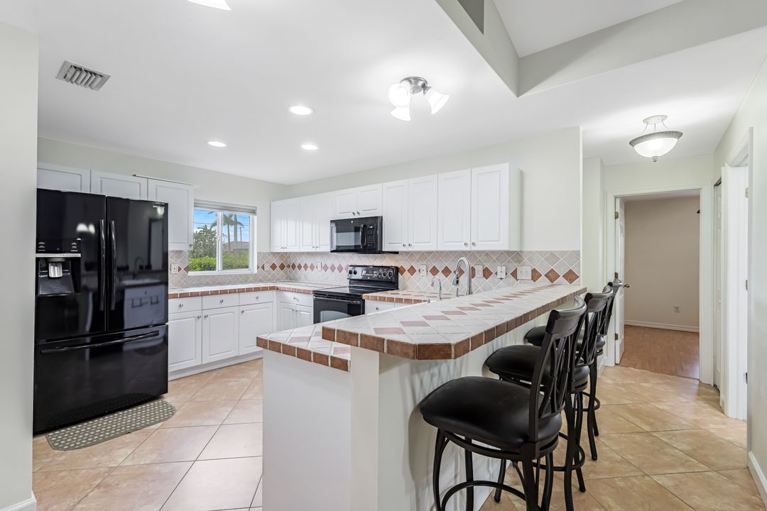 1933 SW 38th St, Cape Coral, FL 33914