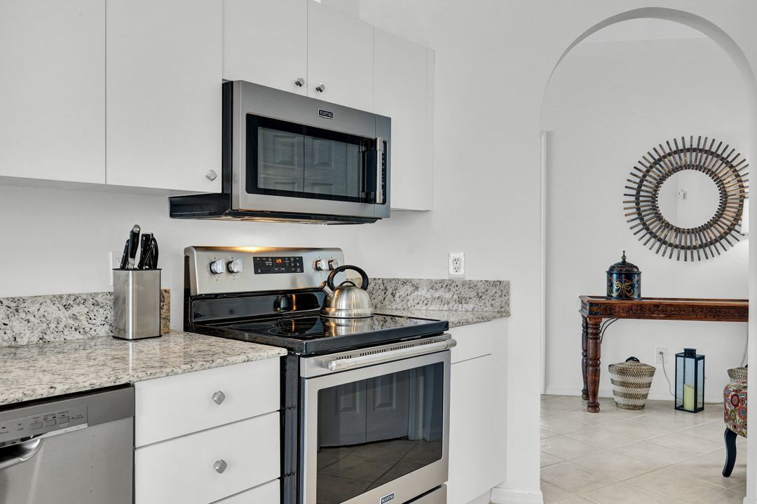484 Crossfield Cir, Naples, FL 34104