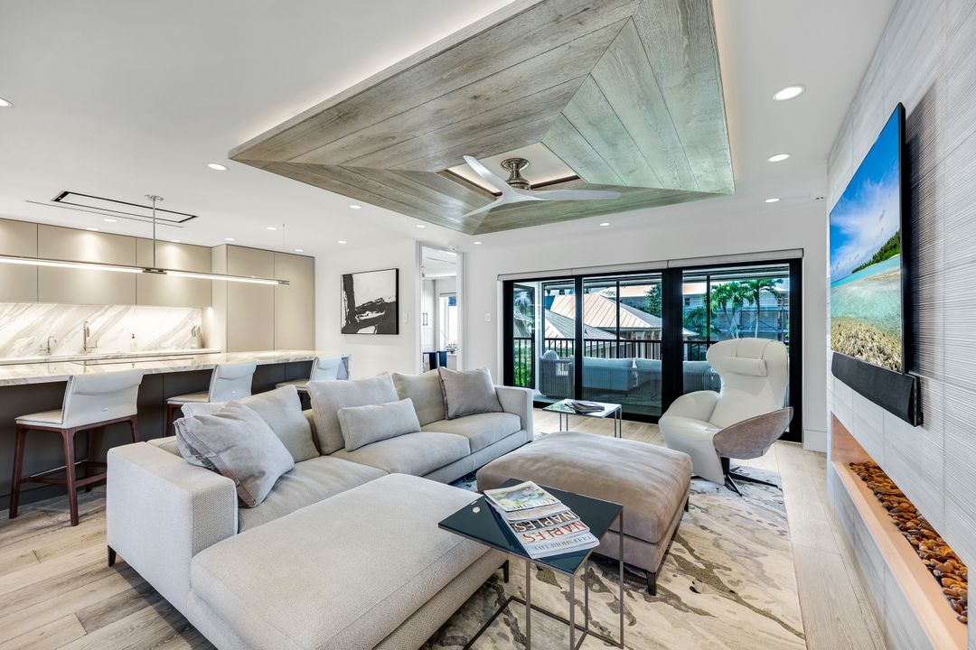 295 5th Ave S, Naples, FL 34102