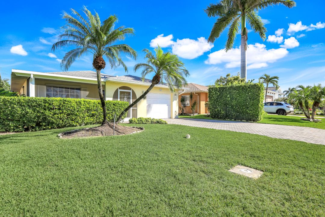 623 98th Ave N, Naples, FL 34108