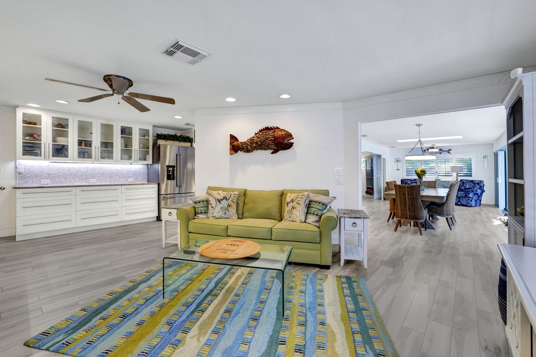 735 Old Trail Dr, Naples, FL 34103