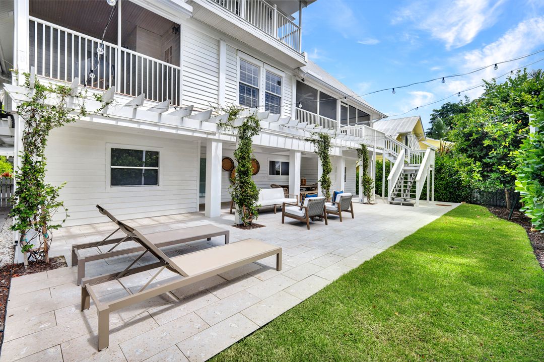 670 8th Ave S, Naples, FL 34102