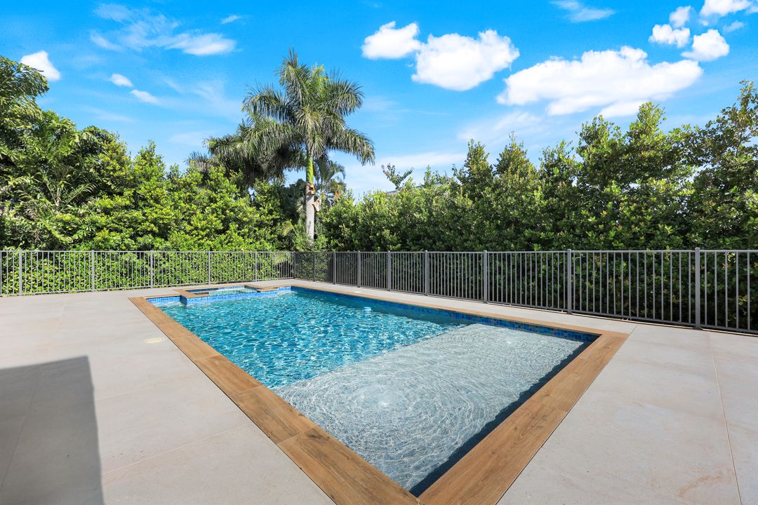 3190 Crayton Rd, Naples, FL 34103