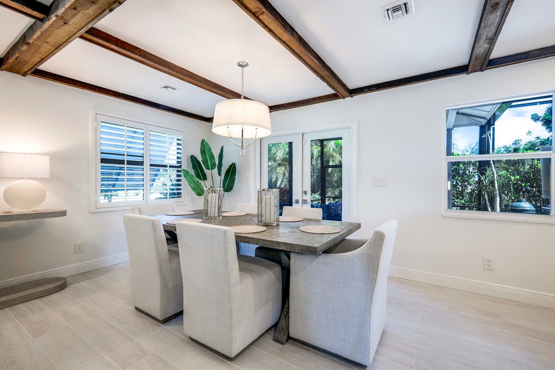 9602 Vanderbilt Dr, Naples, FL 34108