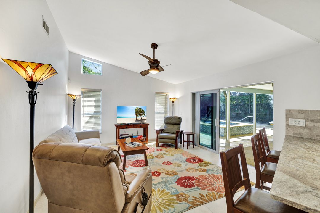 10341 Regent Cir, Naples, FL 34109