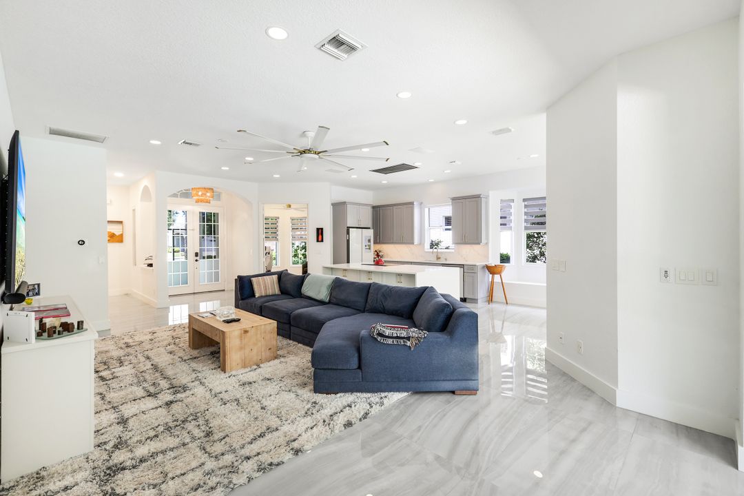 6072 Highwood Park Ln, Naples, FL 34110