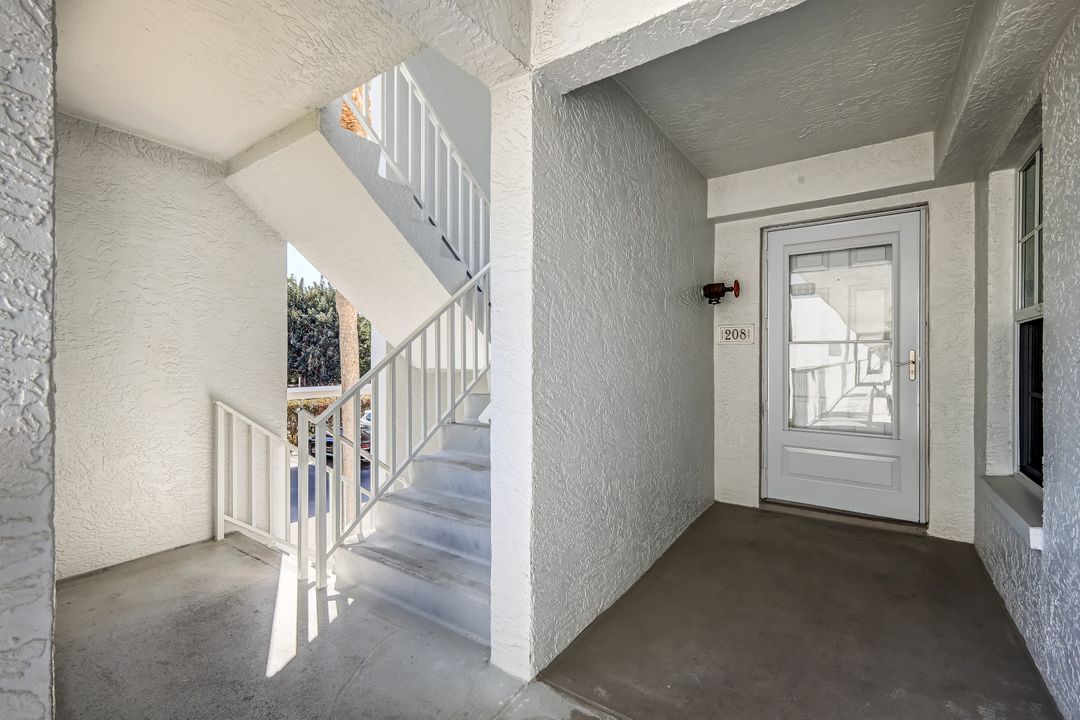 9580 Victoria Ln #208, Naples, FL 34109