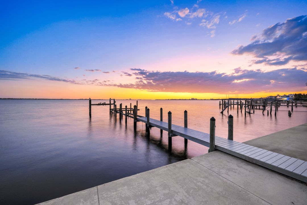 1028 Dolphin Dr, Cape Coral, FL 33904