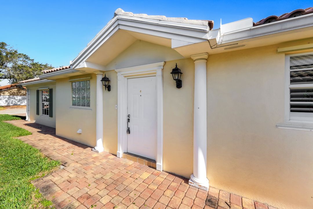 3239 Barbados Ln, Naples, FL 34119