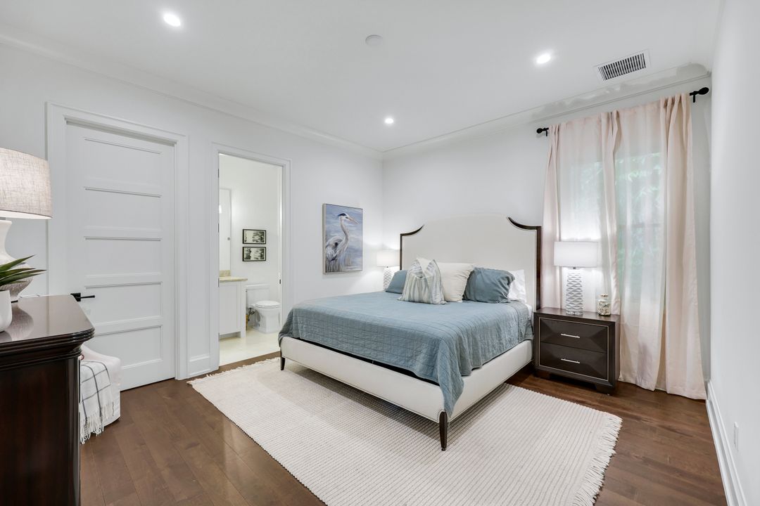 3200 Crayton Rd, Naples, FL 34103