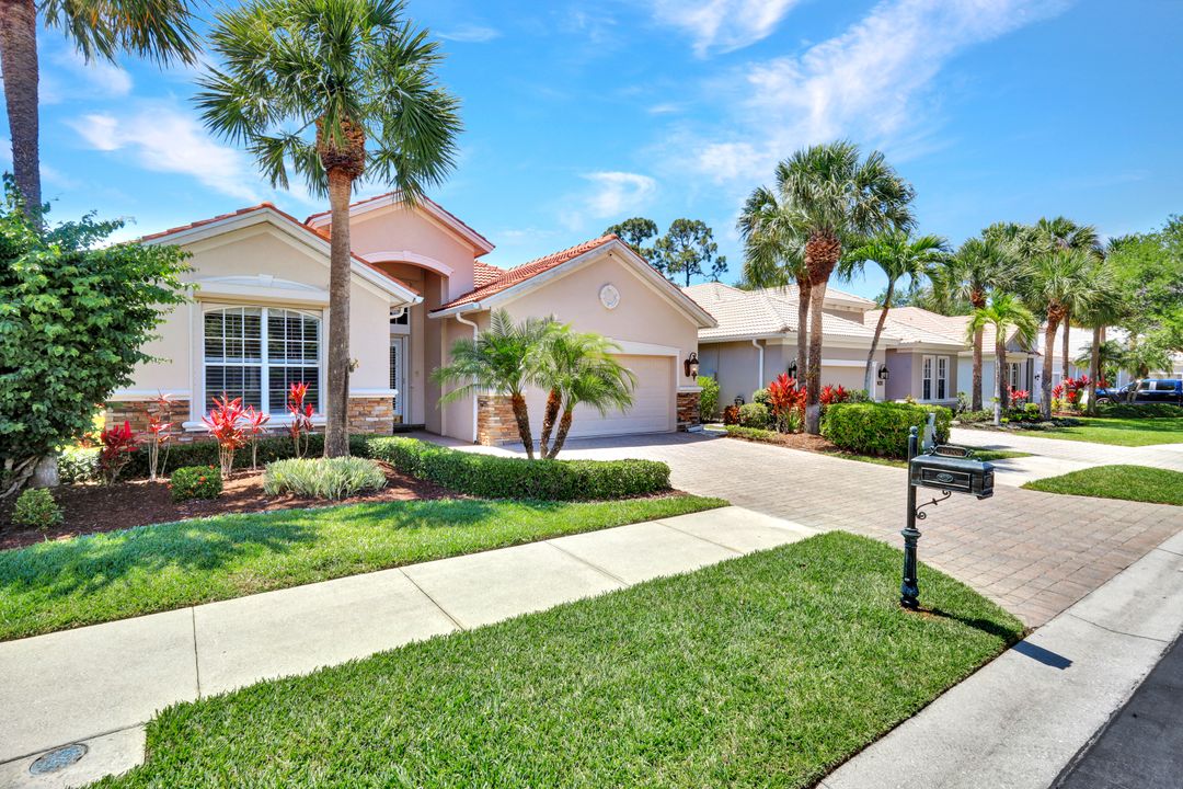 16208 Parque Ln, Naples, FL 34110