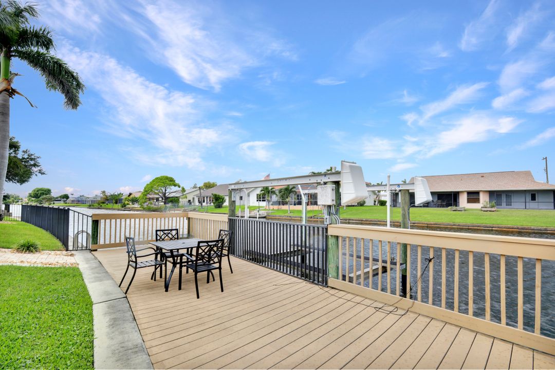 2033 SE 7th St, Cape Coral, FL 33990