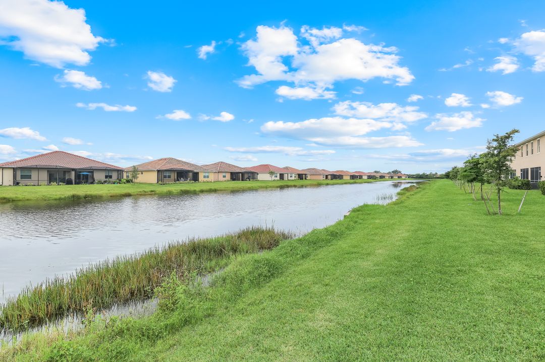 2858 Blossom Wy, Naples, FL 34120