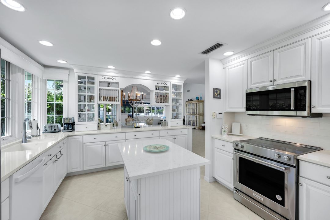 635 Bridge Way Ln, Naples, FL 34108