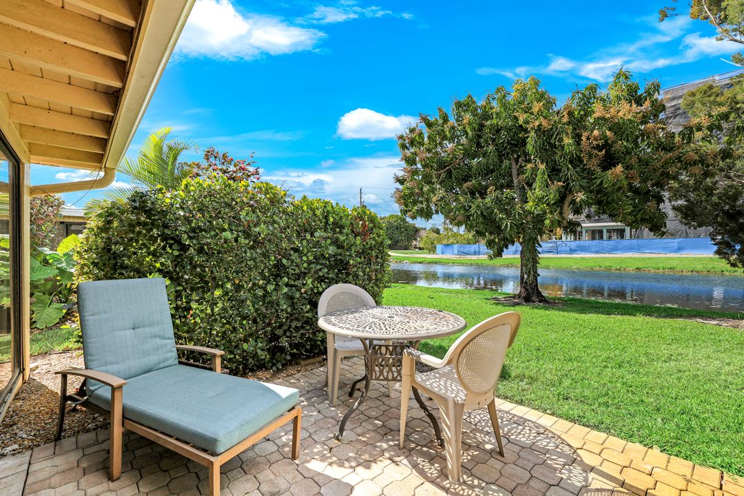 561 Palm View Dr, Naples, FL 34110