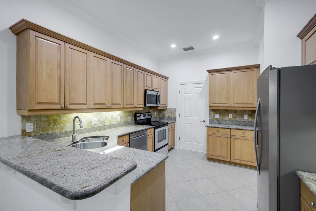 15501 Cadiz Ln, Naples, FL 34110