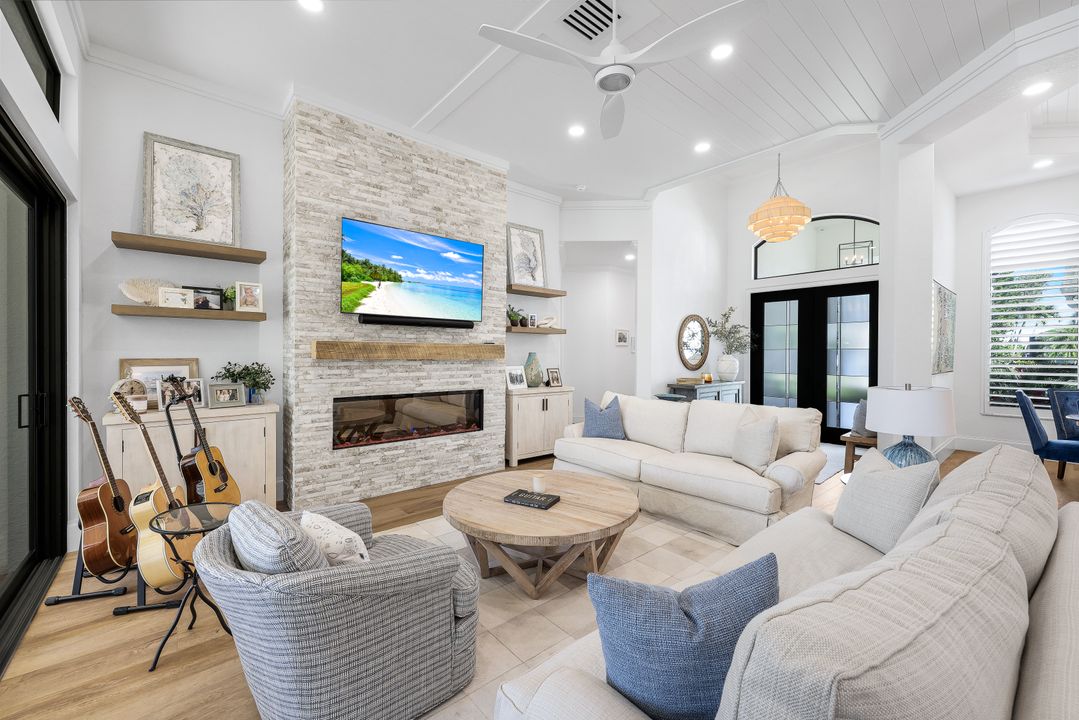 5092 Cerromar Dr, Naples, FL 34112