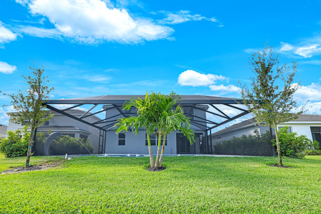 2253 Avocado Ln, Naples, FL 34120
