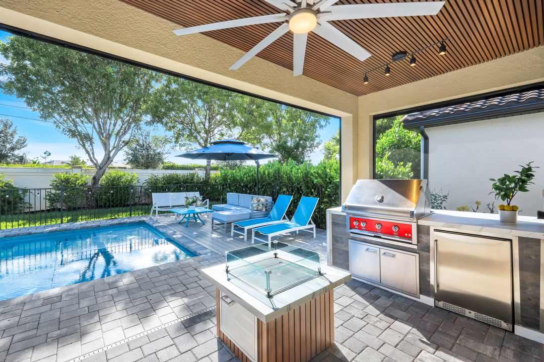 9445 Glenforest Dr, Naples, FL 34120