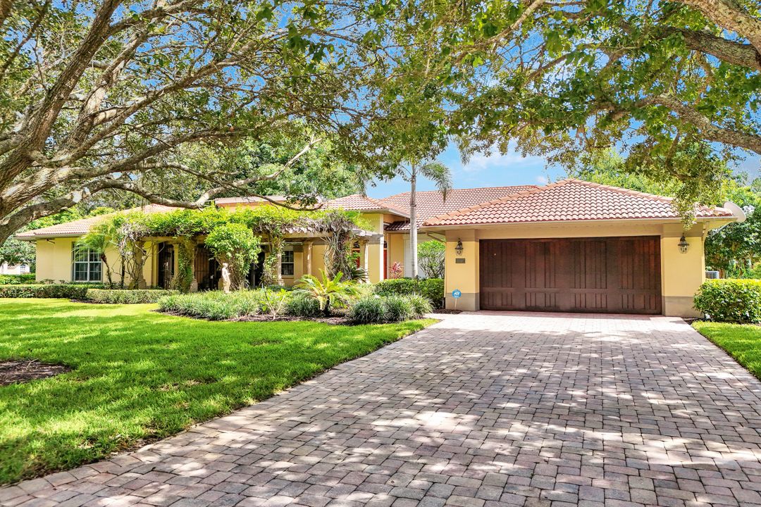 8840 Mariposa Ct, Naples, FL 34113