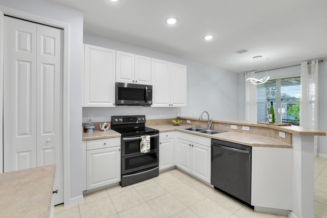 1370 Mariposa Cir #102, Naples, FL 34105