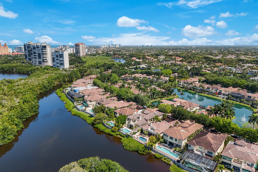 7913 Via Vecchia, Naples, FL 34108