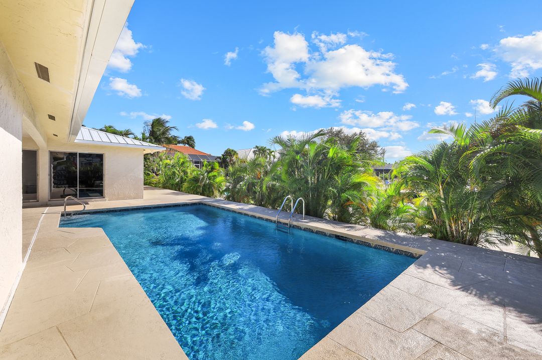 318 Grapewood Ct, Marco Island, FL 34145