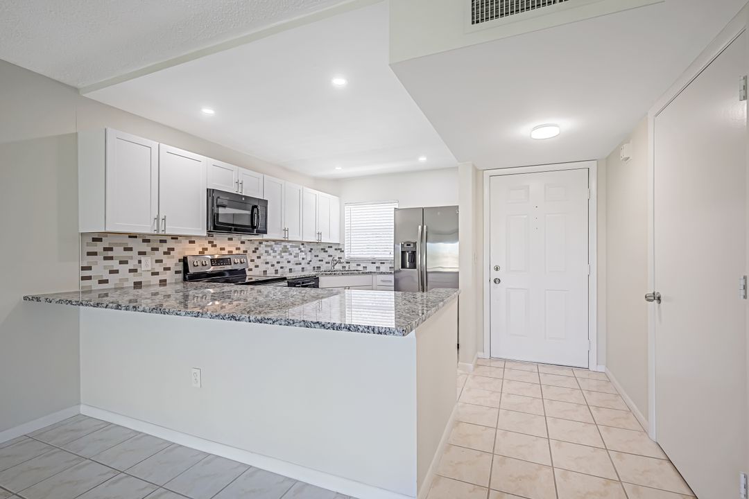 201 Quail Forest Blvd #202, Naples, FL 34105