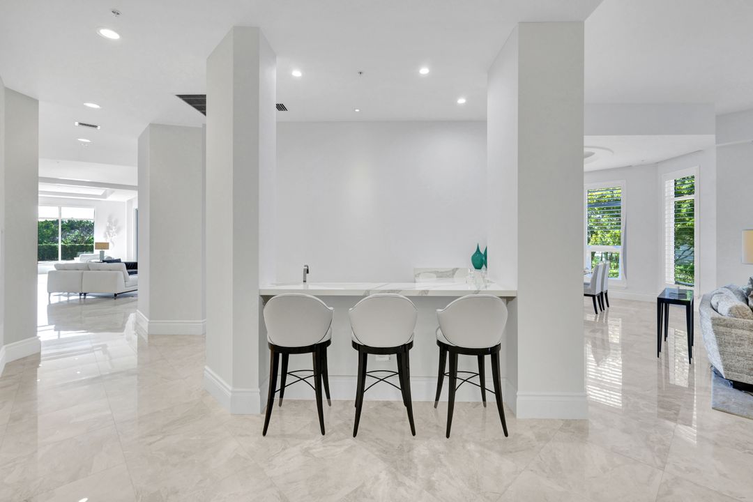 13675 Vanderbilt Dr #210, Naples, FL 34110