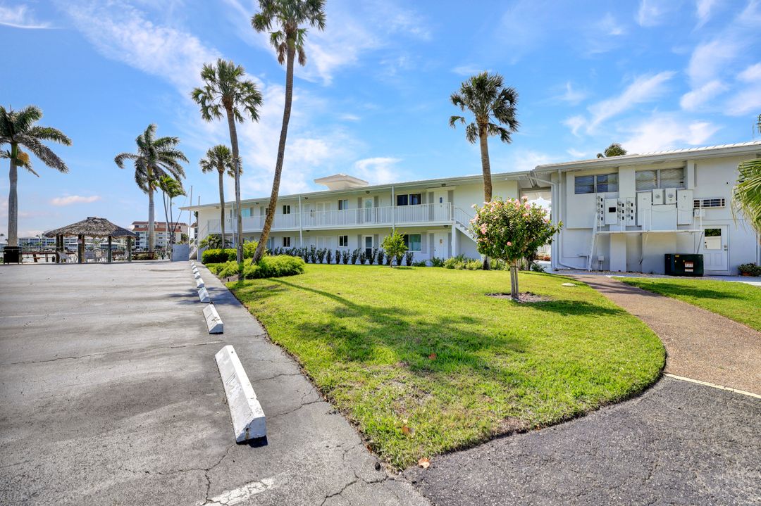 386 Harbour Dr, Naples, FL 34103