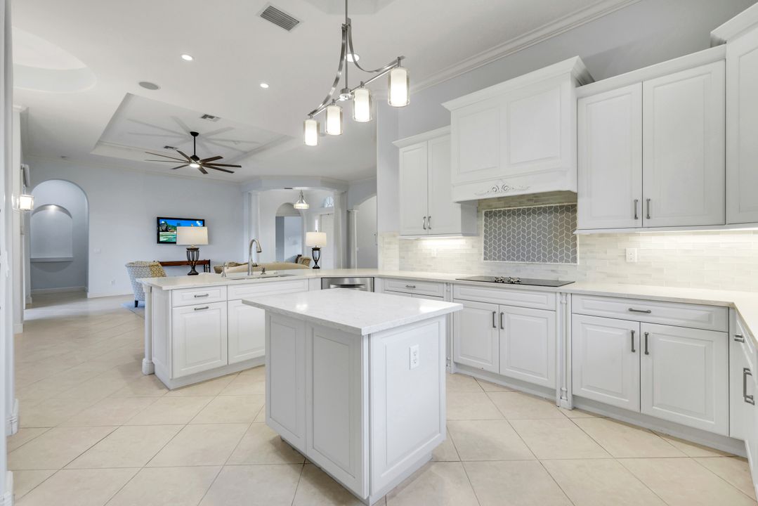 5799 Hammock Isles Dr, Naples, FL 34119