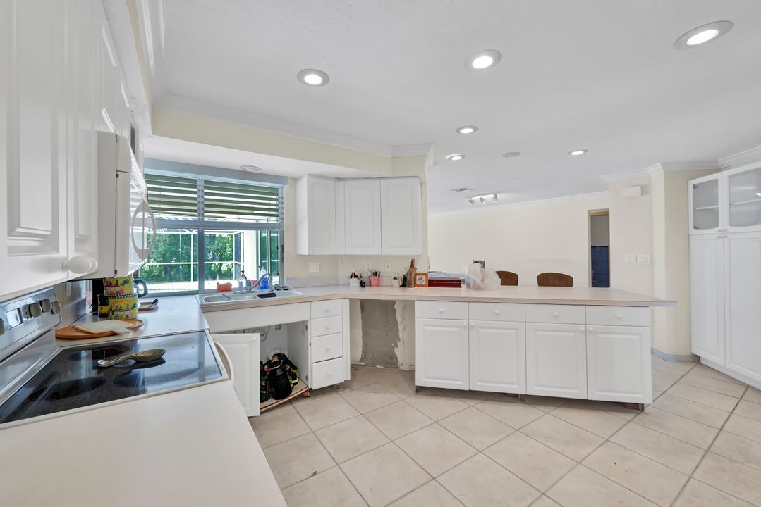 529 Neapolitan Way, Naples, FL 34103