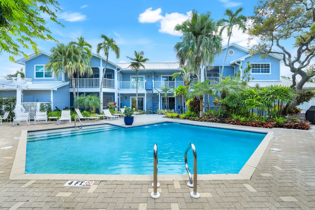 376 3rd St S #102, Naples, FL 34102