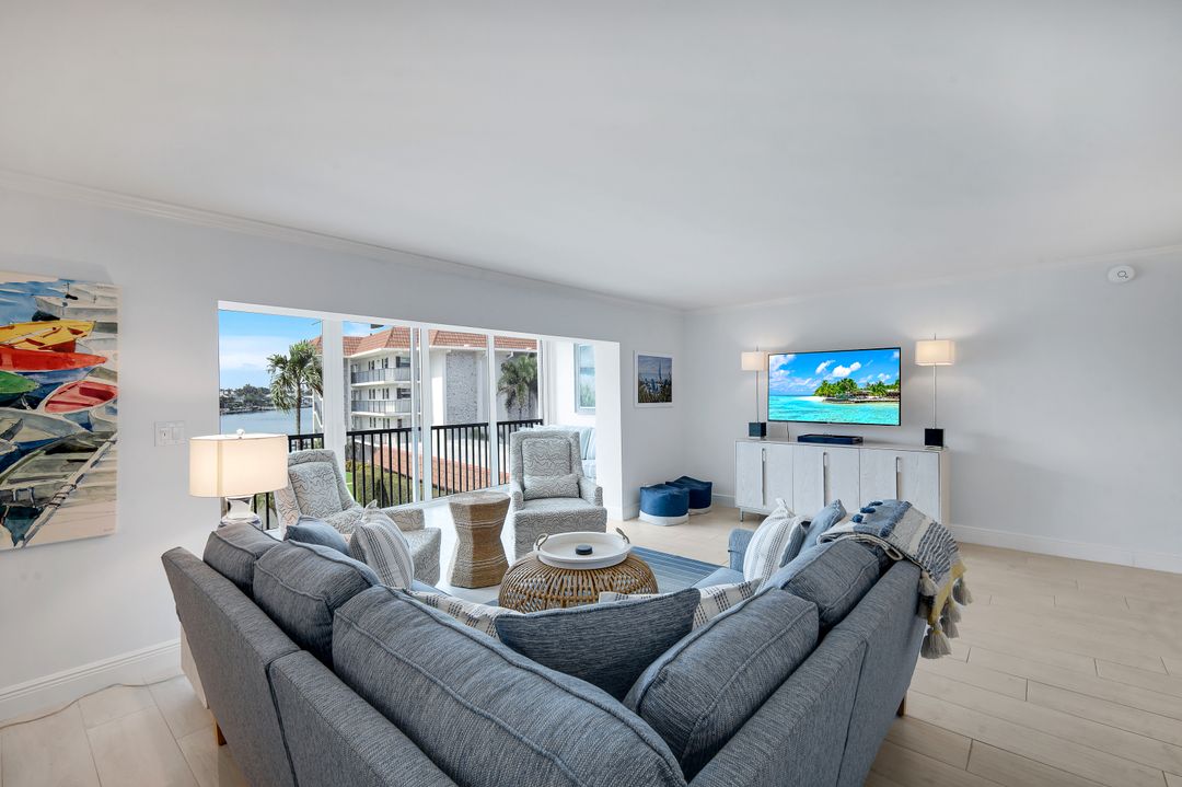 222 Harbour Dr #312, Naples, FL 34103