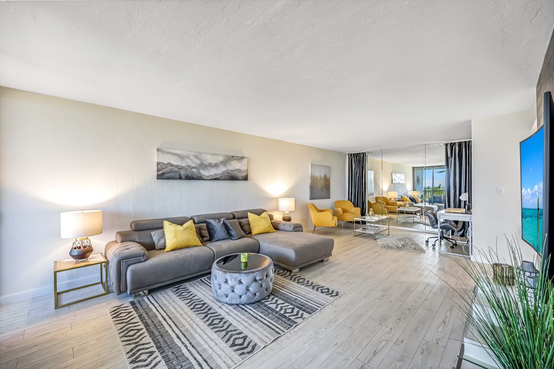 10475 Gulf Shore Dr #112, Naples, FL 34108