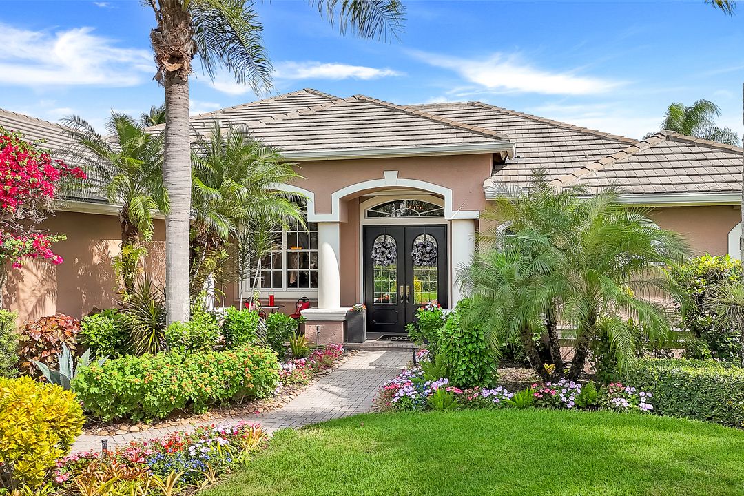 5926 Amberwood Dr, Naples, FL 34110