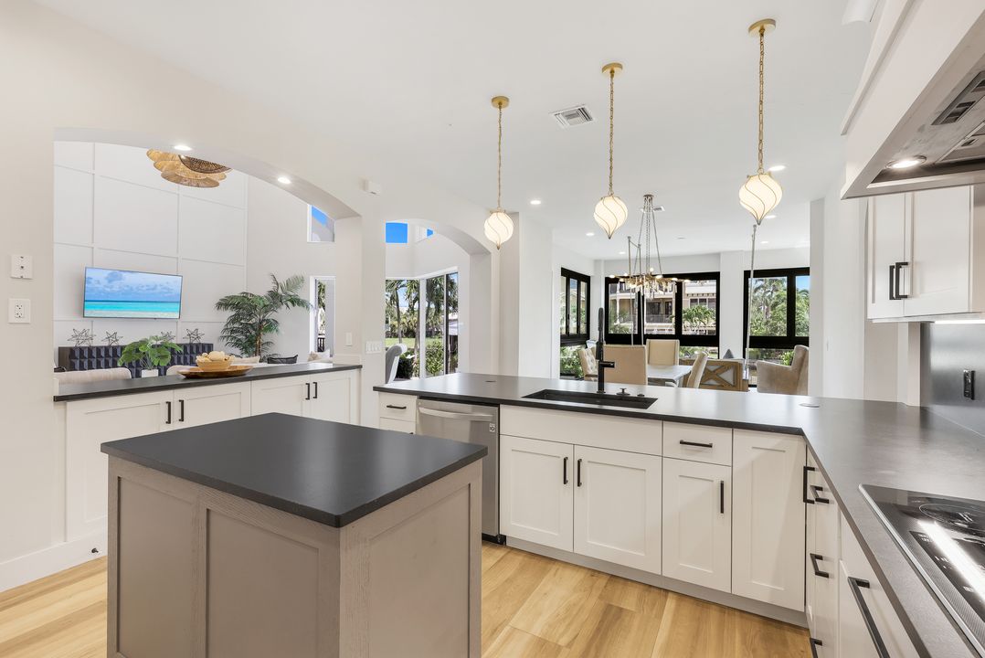 155 Heron Ave, Naples, FL 34108