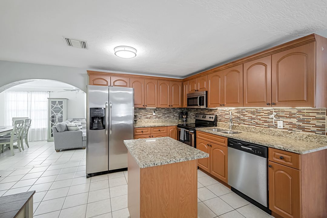 814 107th Ave N, Naples, FL 34108