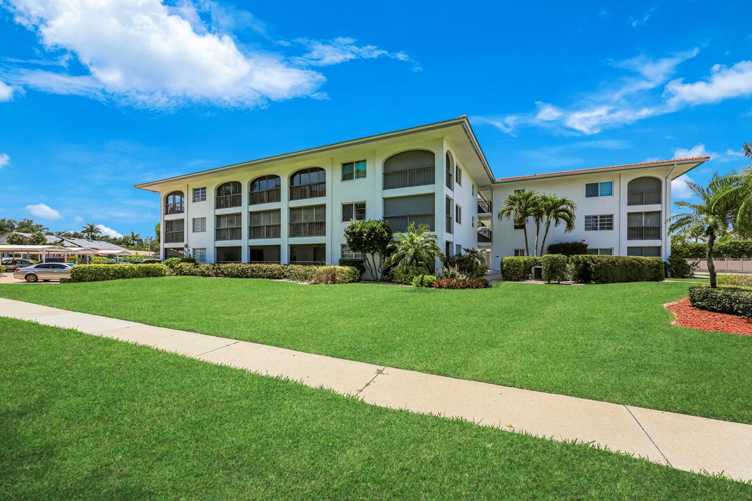 5 High Point Cir W #204, Naples, FL 34103