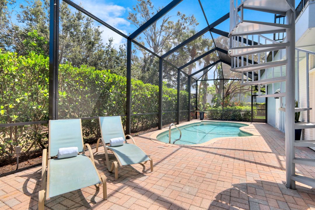 9602 Vanderbilt Dr, Naples, FL 34108