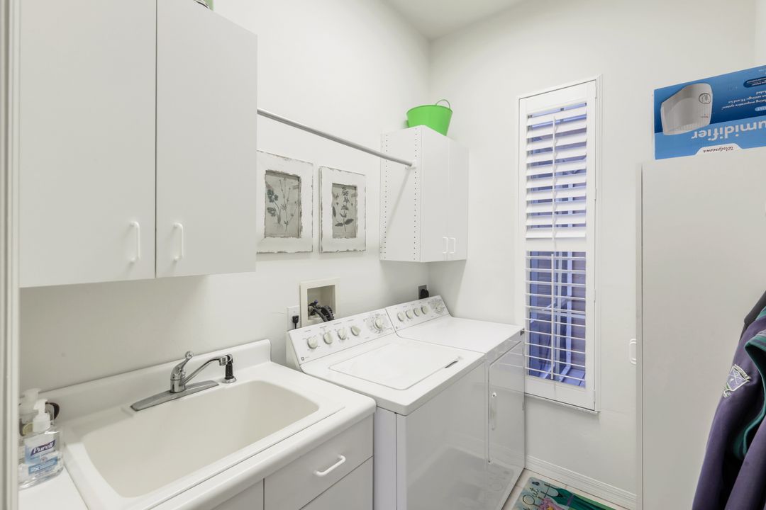 462 Preswick Ln, Naples, FL 34120