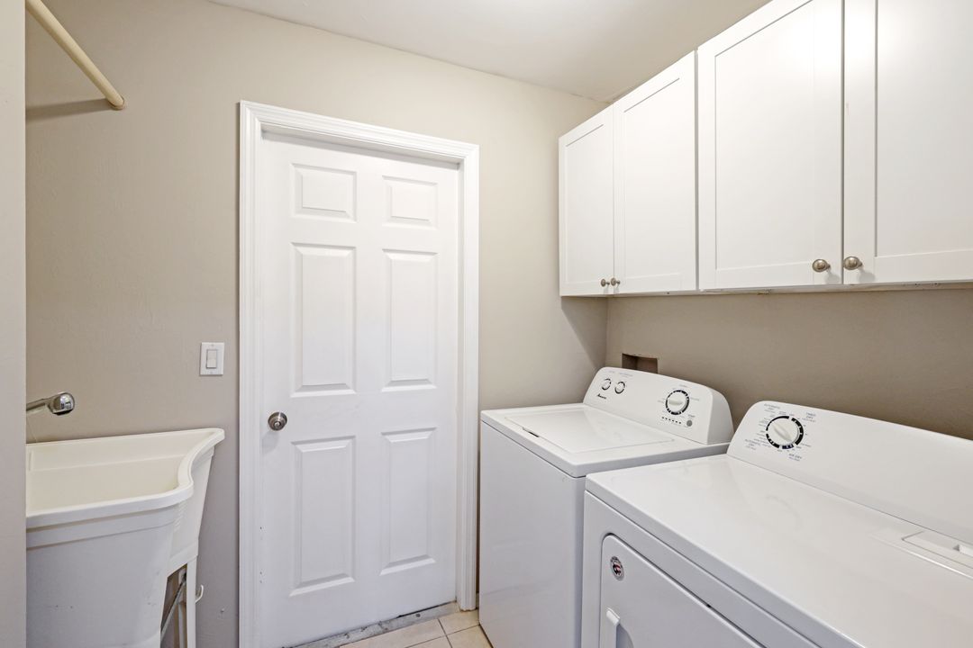 320 19th St NW, Naples, FL 34120