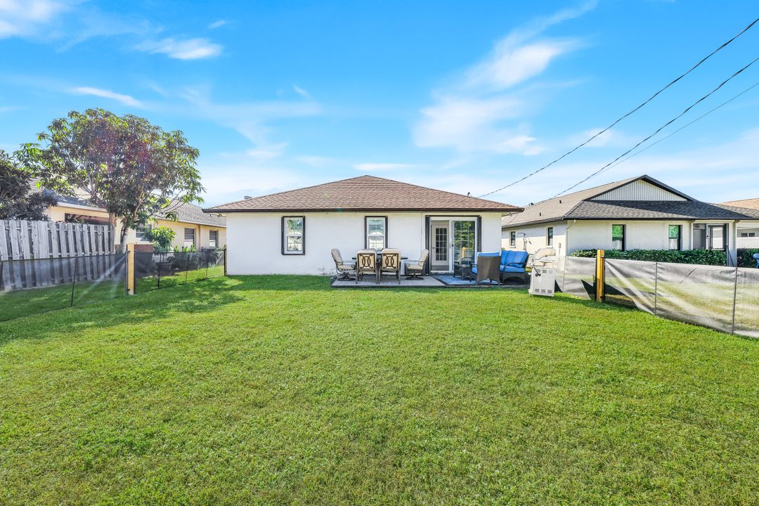 589 98th Ave N, Naples, FL 34108