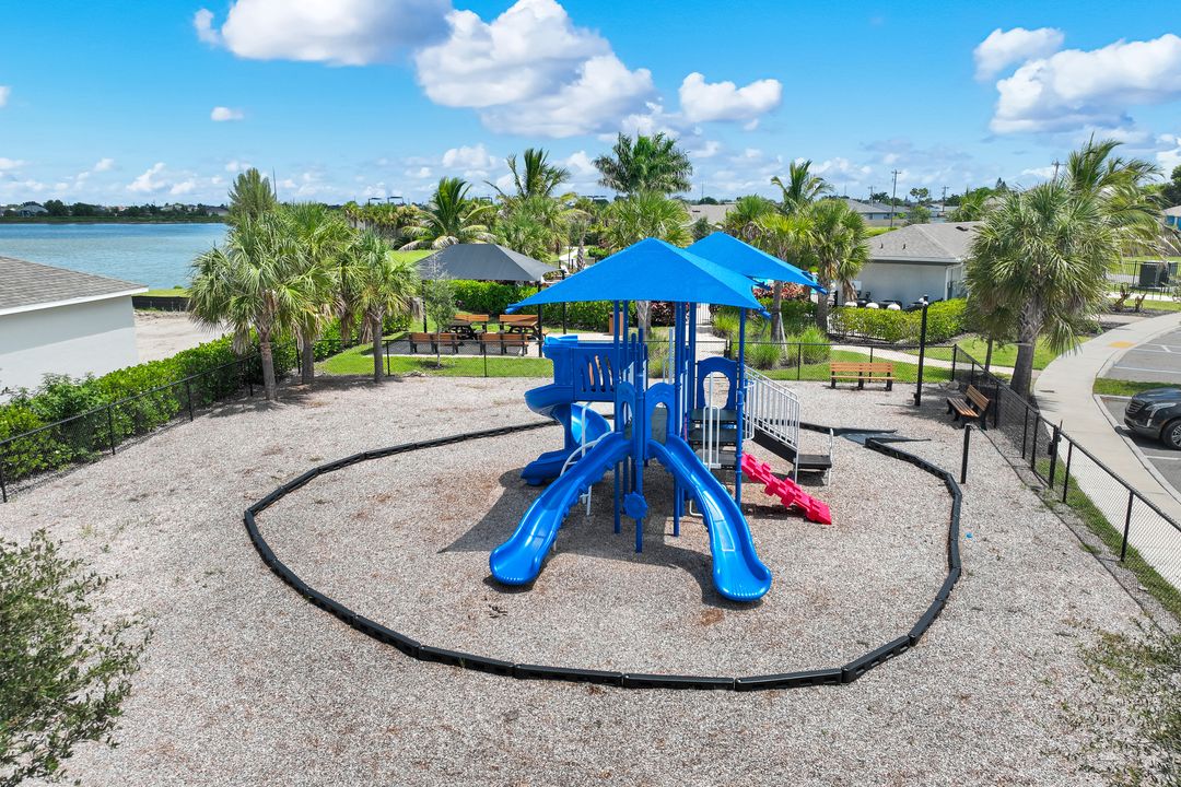 950 Stonewater Lk Ter, Cape Coral, FL 33993