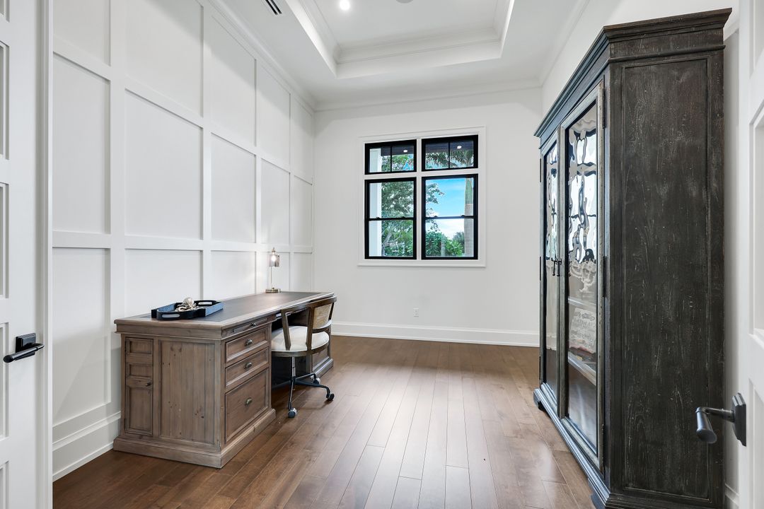 3200 Crayton Rd, Naples, FL 34103