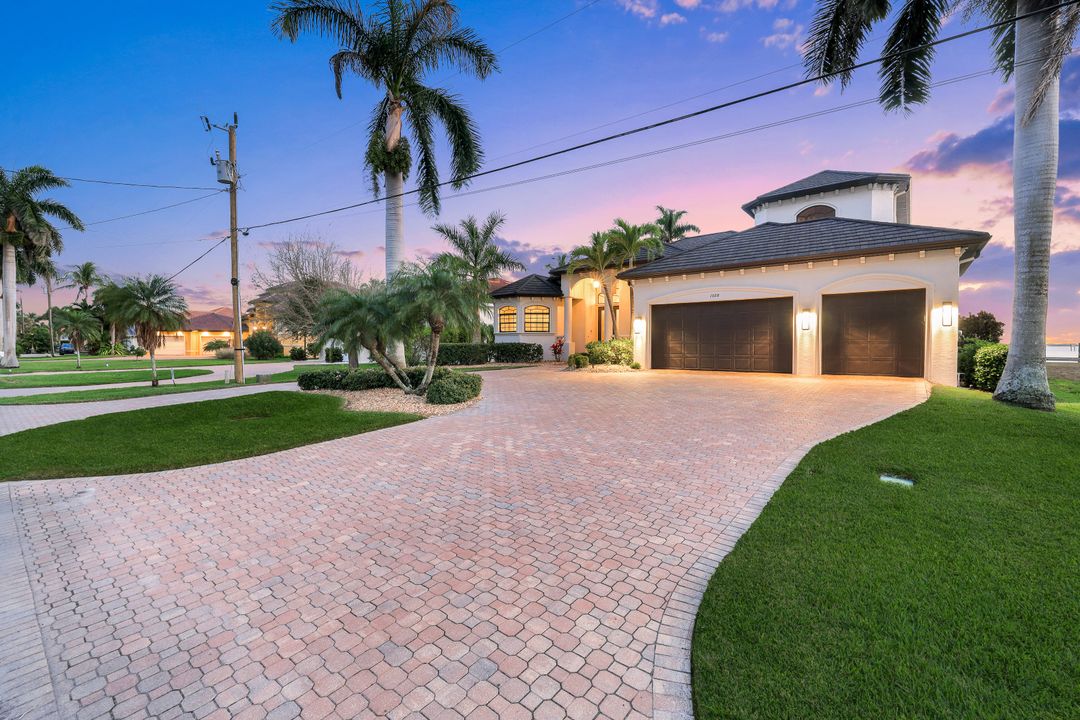 1028 Dolphin Dr, Cape Coral, FL 33904