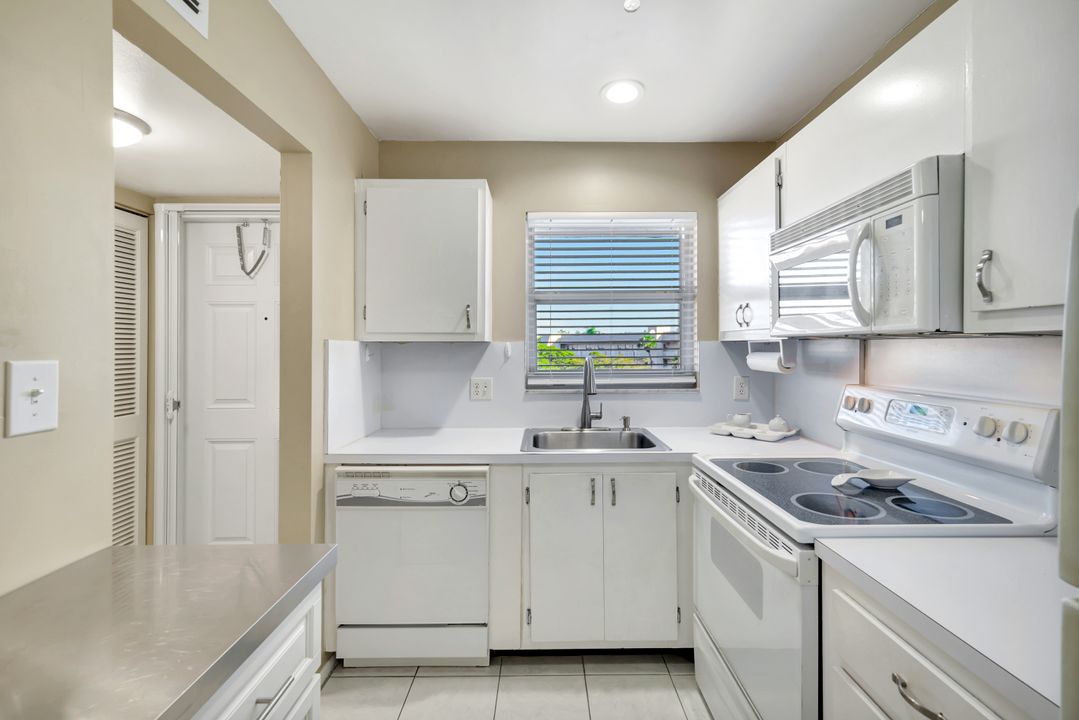 170 Turtle Lake Ct #304, Naples, FL 34105